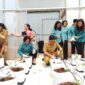 Bupati Toraja Utara Frederick Victor Palimbong bersama Ketua TP PKK Damayanti Batti melakukan penanaman bibit paprika perdana dengan menggunakan sistem teknologi smart farming di Green House Kelompok Tani Mamase, Tallunglipu, pada Senin (24/3/2025). Foto: Istimewa