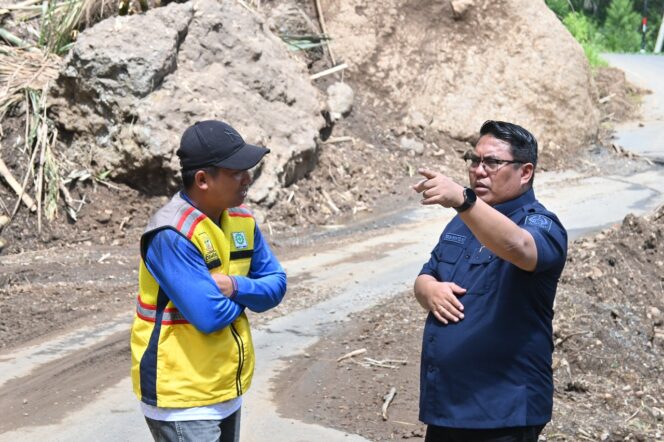 
					Yosia Rinto Kadang Anggota DPRD Sulsel Fraksi NasDem saat meninjau kerusakan Jalan akibat longsor di Toraja Utara. Foto: Istimewa