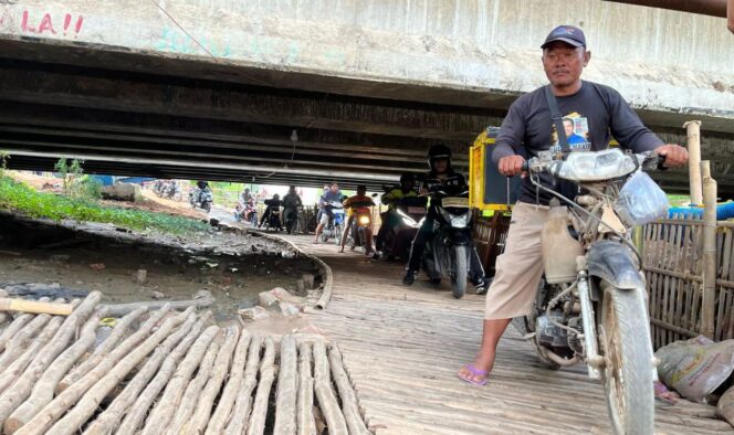 
					Warga Indramayu, Jawa Barat, bangun Jalan Penyeberangan Darurat di Kolong Jembatan Pantura saat Arus Mudik 2025. Foto: Istimewa