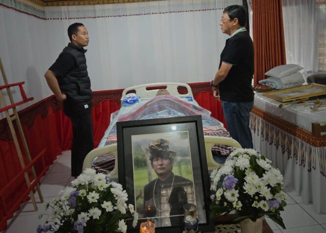 
					Bupati Toraja Utara, Dedy Palimbong melayat ke rumah duka Mantan Wakil Bupati Torut Pertama Alm. Frederik Buntang Rombelayuk, Minggu (30/3/2025). Foto: Istimewa/vressnews.com