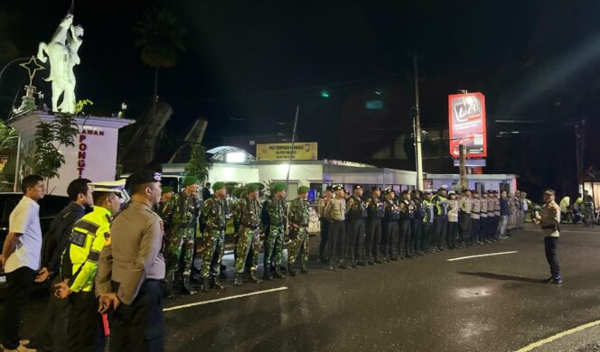 
					Personil gabungan TNI - Polri saat menggelar Apel Pengamanan malam takbiran di Plaza Makale pada Minggu malam (30/3/2025). Foto: Istimewa