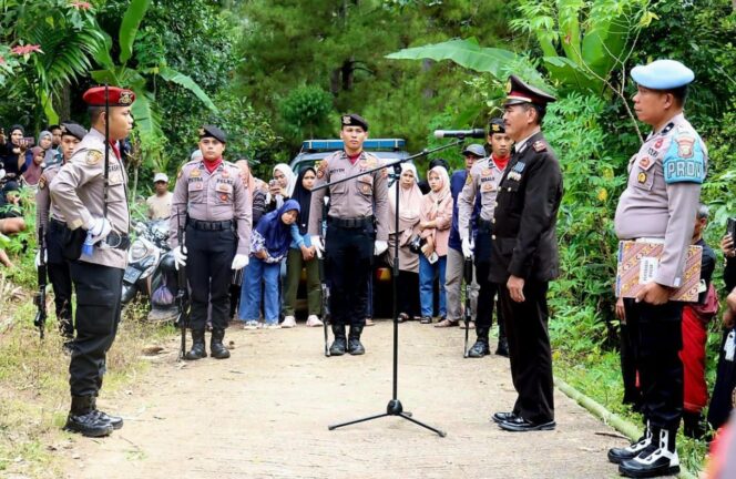 
					Upacara persemayaman dan pemakaman jenazah almarhum (Purn) Aiptu Arifin Buranda, pada Rabu (2/4/2025). Foto: Istimewa/Vressnews