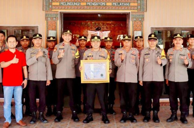 
					Kapolres Tana Toraja dan Jajaran saat foto bersama memperlihatkan Piagam Penghargaan Predikat Kepatuhan Penyelenggaraan Pelayanan Publik (Opini Pengawasan Penyelenggaraan Pelayanan Publik) Tahun 2024. Foto: Istimewa
