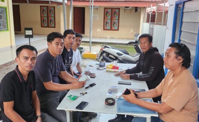 
					Pengurus IPPEMSI Makassar dan Kuasa Hukum Keluarga saat berada di Polsek Tamalanrea, Makassar. Foto: Istimewa