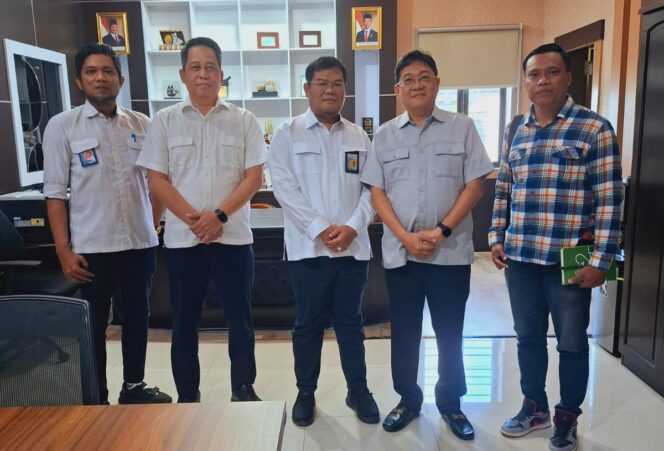 
					Bupati Toraja Utara, Frederik Victor Palembang (kedua dari kanan) saat bertemu dengan Kepala Balai PJN 2 Sulawesi Selatan, Asep Syarip Hidayat (tengah). Foto: Istimewa/Vressnews