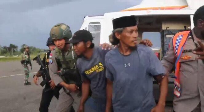 
					Salah seorang pendulang yang selamat saat dievakuasi aparat keamanan. Foto: Satgas Damai Cartenz/Vressnews