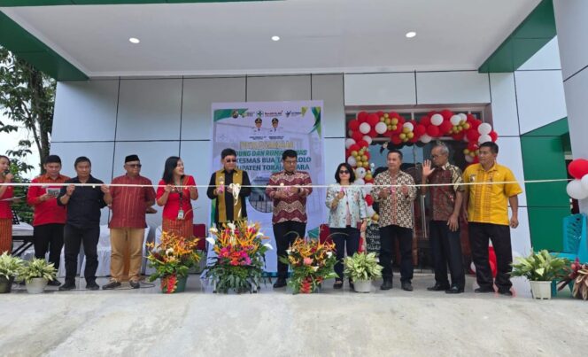 
					Bupati Toraja Utara, Frederik Victor Palimbong bersama Wakil Bupati Toraja Utara, Andrew Branch Silambi resmikan Gedung UPT Puskesmas Bua Tallulolo, Kamis (10/4/2025). Foto: Istimewa/Vressnews