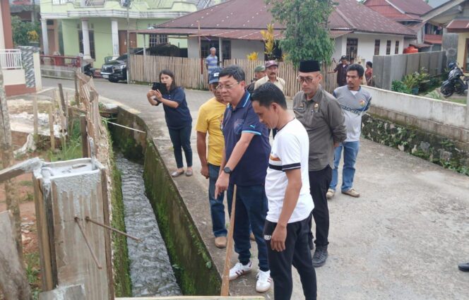 
					Frederik Victor Palimbong, Bupati Toraja Utara tinjau sejumlah titik rawan banjir di Rante Pasele, Jumat (11/4/2025). Foto: Istimewa/Vressnews