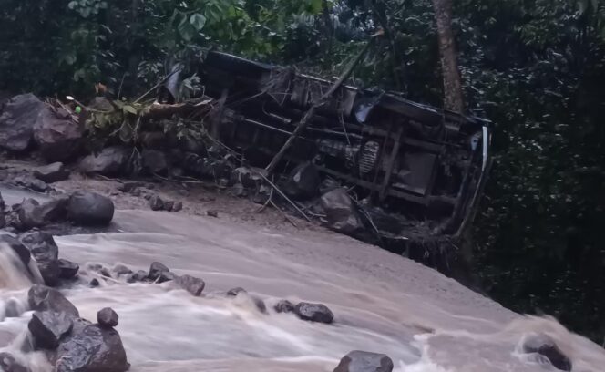 
					Truk yang ditumpangi Jemaat GKMI asal Bittuang tersapu longsor, Rabu (16/4/2025). Foto: Istimewa