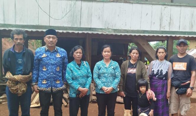 
					Tim PKK Toraja Utara serahkan bantuan peduli kasih ke Keluarga Alm. Simon Tappa, Kamis (17/4/2025). Foto: Istimewa/Vressnews