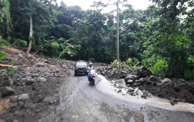 
					Pasca longsor jalan poros Rembon - Bonggakaradeng sudah dapat dilalui kendaraan, Kamis (17/4/2025). Foto: Istimewa