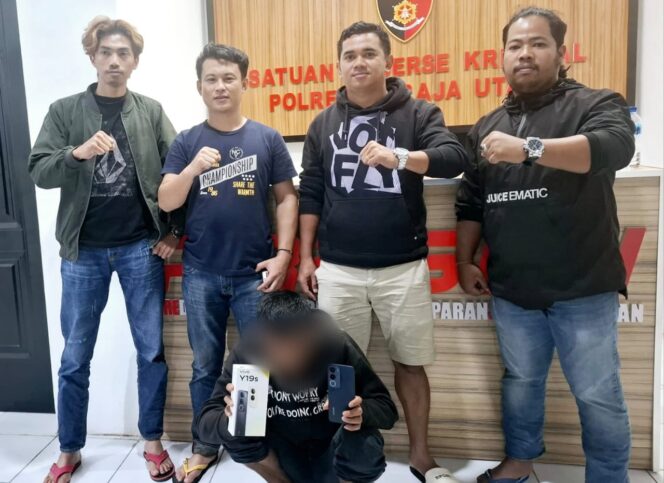 
					Polisi ringkus Pelaku pencurian TV dan HP berinisial JR (jongkok). Foto: Istimewa/Vressnews