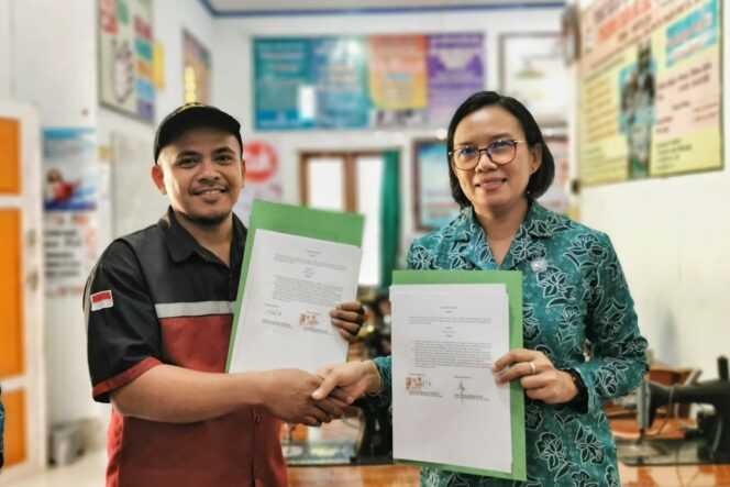 
					Nataniel Maraya, Ketua DPD FK PKBM Toraja Utara (kiri) bersama Damayanti Batti, Ketua TP PKK Toraja Utara usai menandatangani MoU kerjasama. Foto: Istimewa/Vressnews