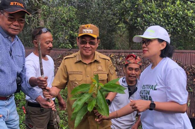 
					Frederik Victor Palimbong, Bupati Toraja Utara bersama Ketua TP PKK Toraja Utara Damayanti Batti melakukan penanaman pohon di Nanggala pada Selasa (22/4/2025). Foto: Istimewa/Vressnews