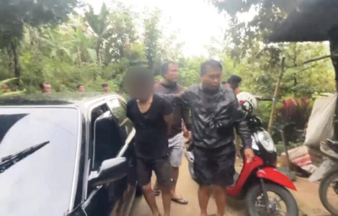
					Salah seorang pelaku dari tiga tersangka yang diamankan Satresnarkoba Polres Toraja Utara. Foto: Istimewa/Vressnews