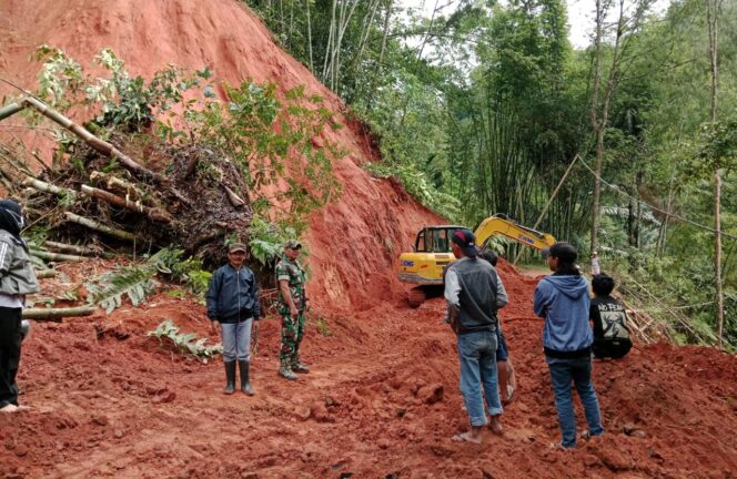 
					Satu alat berat buka akses jalan yang tertutup longsor susulan di Lembang Sa'dan Ballopasange, Rabu (7/5/2025). Foto: Istimewa