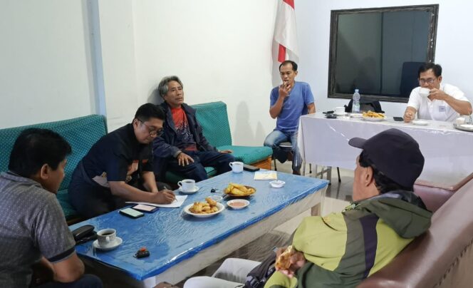 
					Tim Formatur saat melakukan pertemuan melengkapi administrasi di Sekretariat DOB Toraja Timur, pada Rabu (7/5/2025). Foto: Istimewa