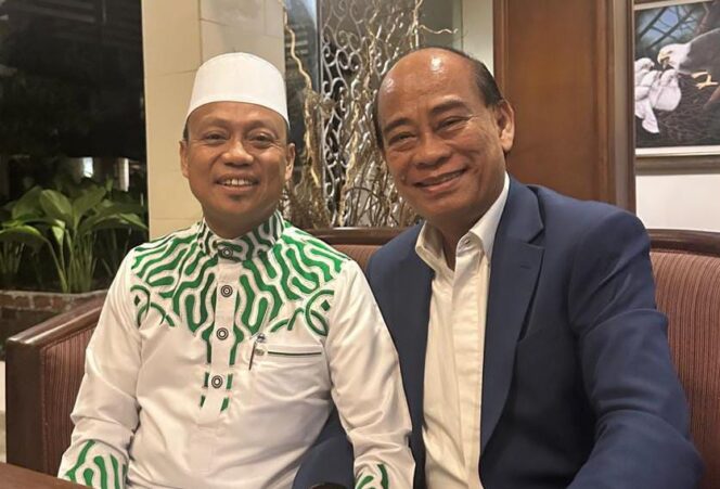 
					Ustadz Das'ad Latif (kiri) bersama John Palinggi (kanan) usai menghadiri Halal Bihalal Pemerintah Daerah Kabupaten Toraja Utara, pada Sabtu (10/5/2025). Foto: Istimewa/Vressnews