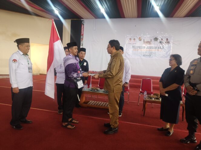 
					Bupati Toraja Utara, Frederik Victor Palimbong melepas secara resmi 19 Calon Jemaah Haji pada Selasa (27/5/2025) di Gedung Art Center Rantepao. Foto: Istimewa