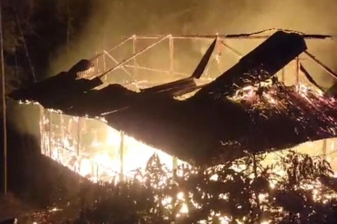 
					Rumah warga di Sesean Suloara saat terbakar pada Rabu (28/5/2025) malam. Foto: Istimewa