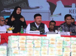 Komjen. Pol. Marthinus Hukom (kiri), Jenderal Polisi (Purn) Budi Gunawan (tengah), dan 
Kepala Staf Angkatan Laut, Laksamana TNI Dr. Muhammad Ali saat acara pemusnahan barang bukti 2,1 ton sabu di Batam, Kamis (12/6/2025). Foto: Istimewa