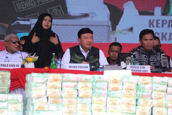 
					Komjen. Pol. Marthinus Hukom (kiri), Jenderal Polisi (Purn) Budi Gunawan (tengah), dan 
Kepala Staf Angkatan Laut, Laksamana TNI Dr. Muhammad Ali saat acara pemusnahan barang bukti 2,1 ton sabu di Batam, Kamis (12/6/2025). Foto: Istimewa