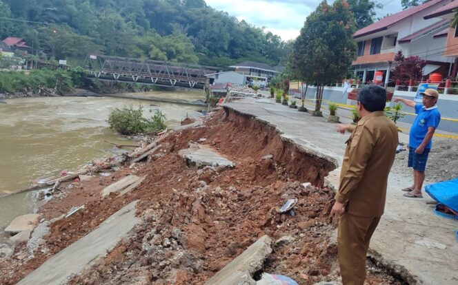 
					Bupati Toraja Utara, Frederik Victor Palimbong saat meninjau longsor yang terjadi di pinggir Sungai Sa'dan yang berada di Alang-Alang Kecamatan Sopai. Foto: Istimewa