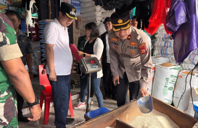 
					Forkopimda Tana Toraja cek ketersediaan bahan pokok jelang Hari Raya Idul Adha 2025 di Pasar Makale, Kamis (5/6/2025). Foto: Istimewa