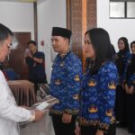 Bupati Tator Serahkan SK Pengangkatan kepada 301 CPNS di Tana Toraja IMG-20250619-WA0116