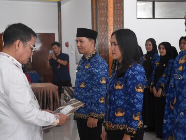 Bupati Tana Toraja, dr. Zadrak Tombeg saat menyerahkan SK Pengangkatan kepada CPNS, Kamis (19/6/2025). Foto: Istimewa