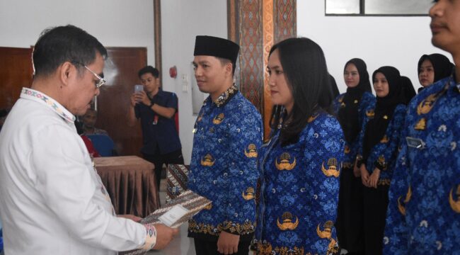 Bupati Tana Toraja, dr. Zadrak Tombeg saat menyerahkan SK Pengangkatan kepada CPNS, Kamis (19/6/2025). Foto: Istimewa