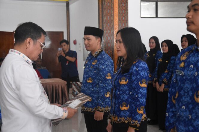
					Bupati Tana Toraja, dr. Zadrak Tombeg saat menyerahkan SK Pengangkatan kepada CPNS, Kamis (19/6/2025). Foto: Istimewa