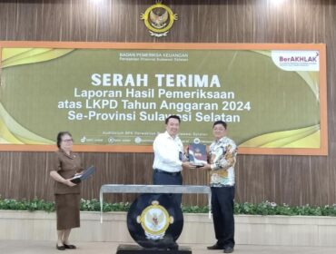 Bupati Toraja Utara, Frederik Victor Palimbong saat menerima