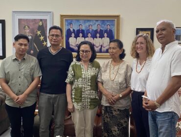 Giselle Larcombe, Wakil Duta Besar New Zealand (kedua dari kanan) saat berkunjung ke Kediaman Almarhum. Drs. Isak Bitticaca, Ayahanda Komjen Pol (Purn) Verdianto I. Bitticaca pada Minggu (15/6/2025). Foto: Istimewa