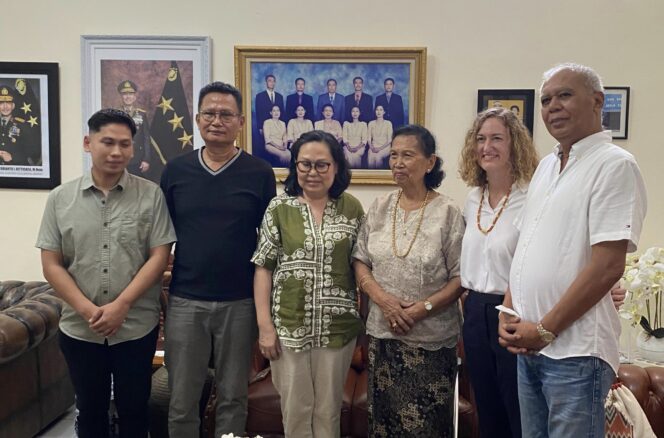 
					Giselle Larcombe, Wakil Duta Besar New Zealand (kedua dari kanan) saat berkunjung ke Kediaman Almarhum. Drs. Isak Bitticaca, Ayahanda Komjen Pol (Purn) Verdianto I. Bitticaca pada Minggu (15/6/2025). Foto: Istimewa