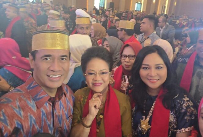 
					Ketua Umum BPP KKSS yang juga Menteri Pertanian RI, Andi Amran Sulaiman (kiri), Lily Amelia Salurapa (tengah) saat berfoto bersama Dewi Sartika Pasande (kanan) pada Pelantikan BPP KKSS Periode 2025-2030 di Jakarta, Minggu (22/6/2025). Foto: Istimewa
