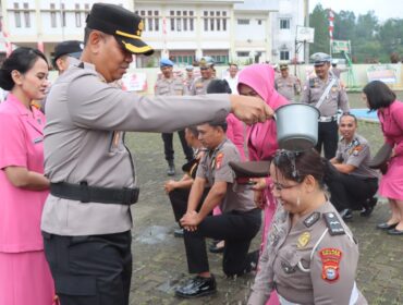 AKBP Stephanus Luckyto, saat melakukan prosesi kenaikan pangkat kepada Personol Polres Toraja Utara, Rabu (2/7/2025). Foto: Istimewa