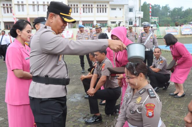 
					AKBP Stephanus Luckyto, saat melakukan prosesi kenaikan pangkat kepada Personol Polres Toraja Utara, Rabu (2/7/2025). Foto: Istimewa