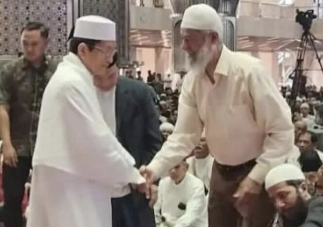 
					Menteri Agama, Prof. Dr. Nasaruddin Umar, MA bersalaman dengan Zakir Naik (tokoh intoleran dari India). sumber: IG pdt Yerry Pattinasarani