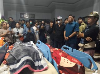 Bupati Toraja Utara, Frederik Victor Palimbong saat berada ditengah-tengah keluarga korban kecelakaan maut, pada Sabtu malam (12/7/2025) di Rumah Sakit Elim Rantepao. Foto: Dok. Vressnews