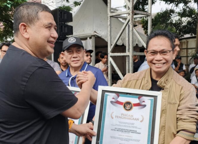 
					Wali Kota Makassar, Bapak Munafri Arifuddin saat menyerahkan penghargaan kepada M. Yusuf Sandy, selaku General Manager MaxOne Hotel & Resort Makassar, pada Minggu (29/6/2025) kemarin. Foto: Istimewa