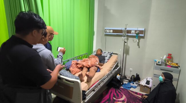 Suasana kondisi Dedy Rahman saat dirawat di Rumah Sakit Lakipadada Tana Toraja, Jumat (18/7/2025). Foto: Dok. Vressnews