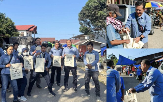 
					BMKG Toraja bagikan ratusan Reuseable Bag kepada Warga di Pasar Mengkendek, Tana Toraja, Kamis (24/7/2025). Foto: Istimewa