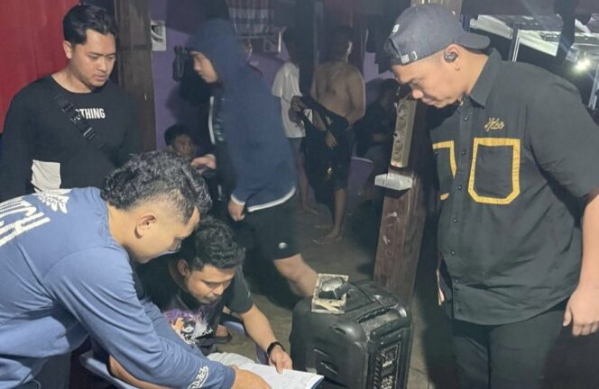 
					Suasana penangkapan ketiga penipu asal Wajo. Foto: Dok. istimewa