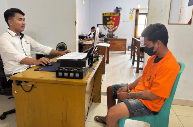 
					WH (27) tahun, terduga pelaku penipuan dan penggelapan saat menjalani pemeriksaan oleh penyidik. Foto: Istimewa