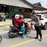Perkuat Nasionalisme Sambut HUT RI ke 80, Polres Toraja Utara Bagikan Bendera Merah Putih untuk Pengguna Jalan IMG-20250806-WA0099