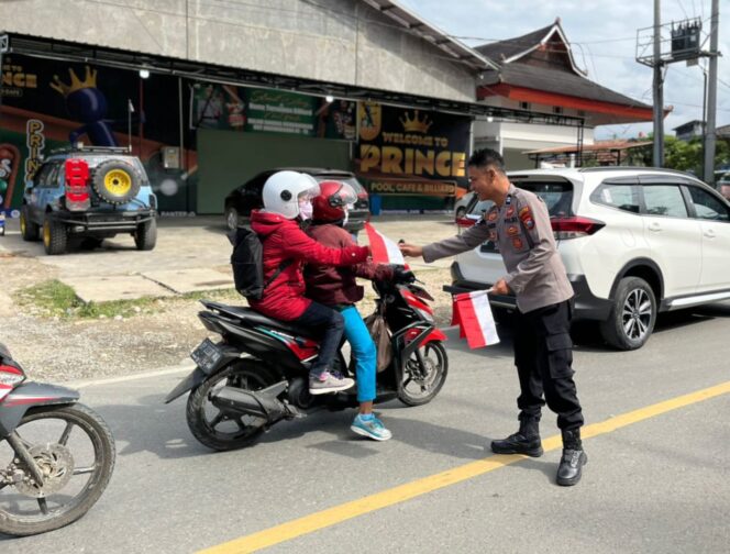 
					Personil Polres Toraja Utara saat membagikan Bendera Merah Putih kepada pengguna jalan. Foto: Istimewa