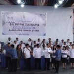 Bupati Frederik Victor Palimbong Serahkan SK kepada 1.300 P3K di Toraja Utara IMG-20250806-WA0109