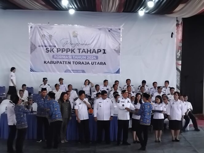 
					Penyerahan SK kepada P3K oleh Bupati Toraja Utara Frederik Victor Palimbong di Art Center Rantepao, Rabu (6/8/2025). Foto: Istimewa