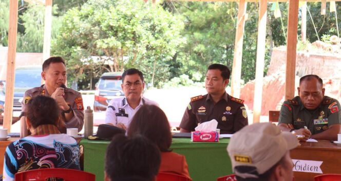 
					Kapolres Tana Toraja, AKBP Budi Hermawan saat menghadiri rapat kordinasi persiapan HUT RI ke 80 di Tana Toraja, pada Rabu (6/8/2025). Foto: Istimewa